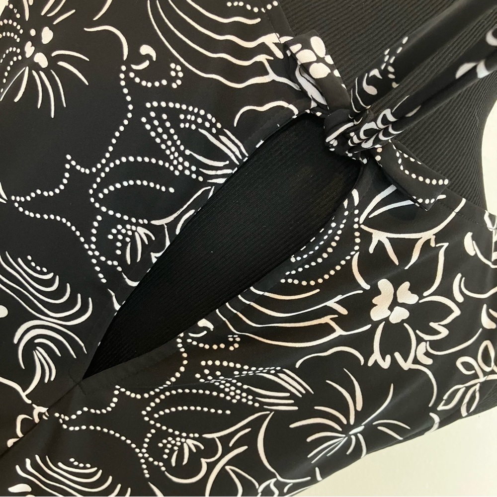 Black & White Floral Sleeveless Blouse - Picture 9 of 9